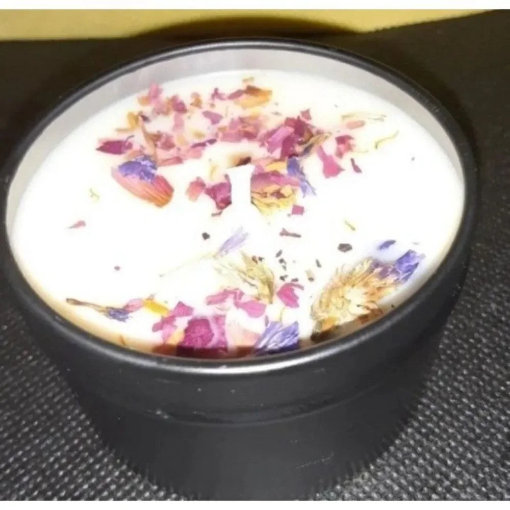Hand crafted natural Dileilo candle